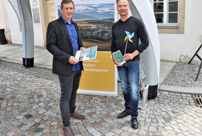 Tilman Werner (r.) und Stefan Thieme-Czach von der Sächsischen Energieagentur haben zum "Tag der erneuerbaren Energien" in Oederan zahlreiche Gespräche geführt. Foto: Knut Berger