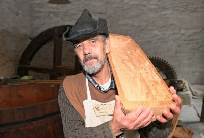 Tag des traditionellen Handwerks in der Papiermühle - Bernd Silber vom Verein "Zunft Montan" ist beim Handwerkertag in Zwönitz mit dabei. Foto: Ralf Wendland