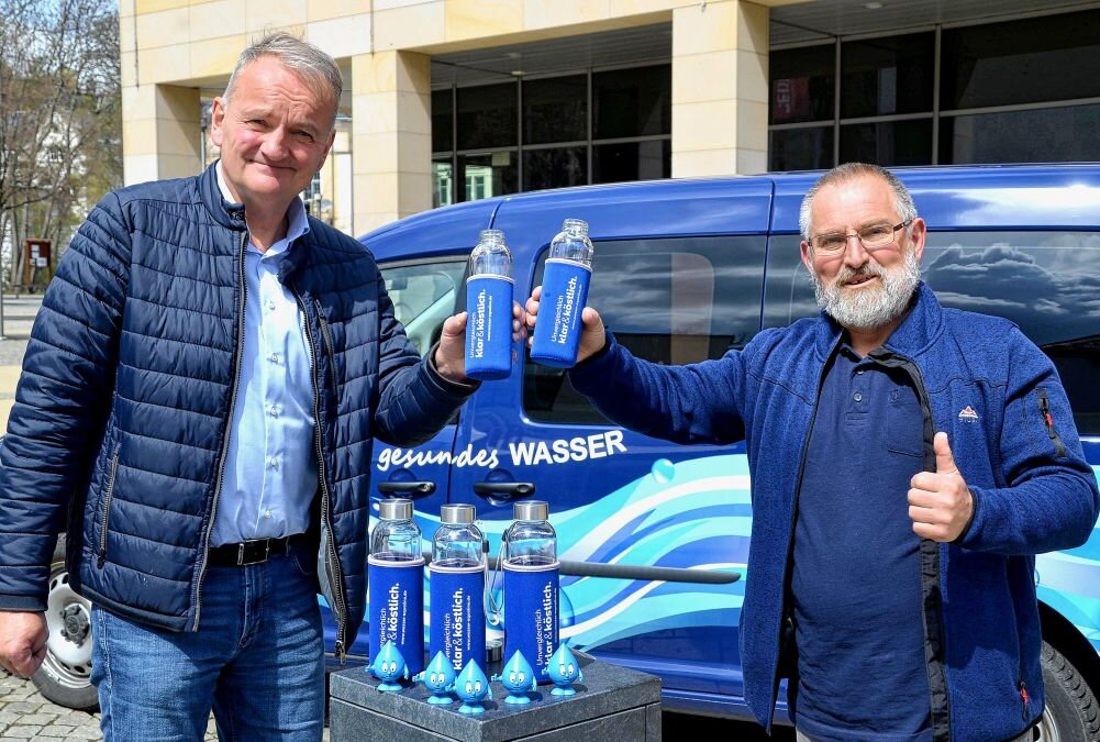Tag des Wassers: Vielfältige Aktionen im Vogtland - ZWAV-Geschäftsführer Henning Scharch (l.) freut sich genau wie der Rohrnetz- und Wassermeister Jürgen Hadel auf den Weltwassertag. Foto: K. Repert