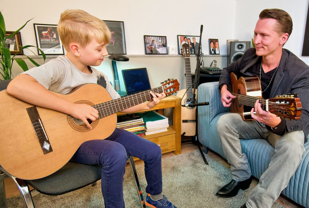 Tage der offenen Tür: Kostenlose Probestunden in Chemnitzer Musikschule - Auch Gitarre spielen kann man in der Musikschule lernen.Foto: Musikschule
