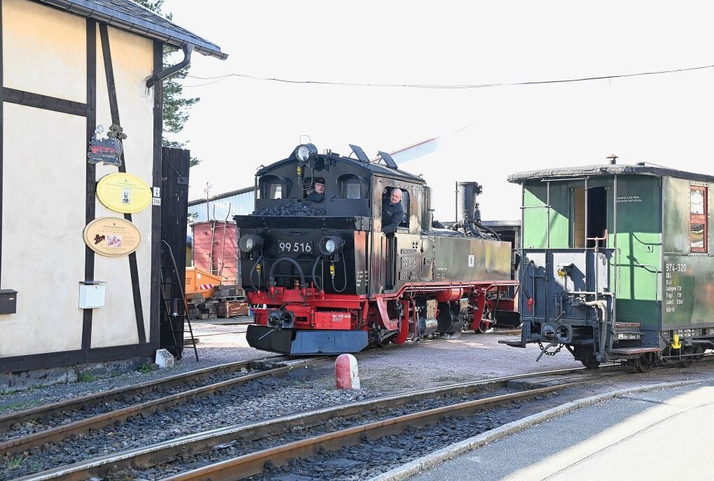 Die Museumsbahn Schönheide steht heute und morgen unter Dampf - parallel dazu laufen die Tage des offenen Lokschuppens. Foto: Ralf Wendland