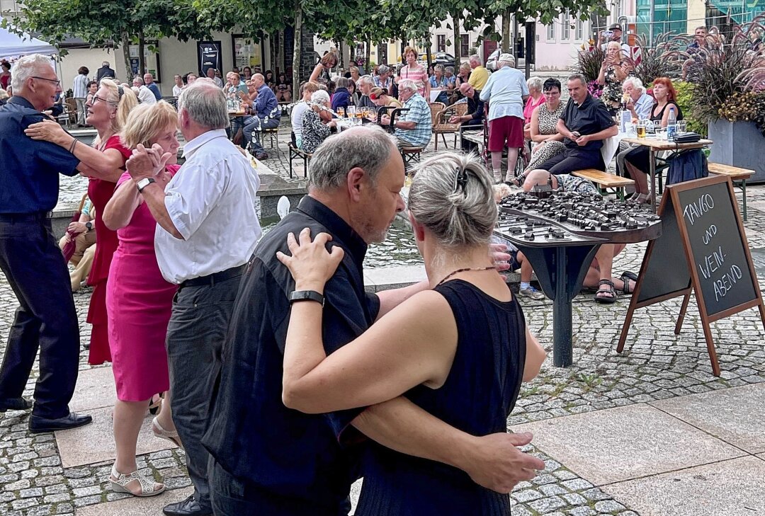 Tango- und Weinabend auf dem Fürstenplatz in Schneeberg - Auf dem Fürstenplatz in Schneeberg läuft ein Tango- und Weinabend. Foto: Ralf Wendland