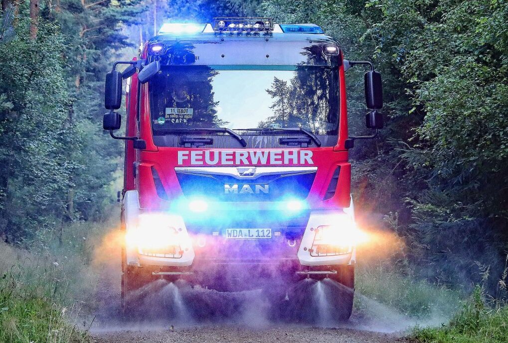 Tanklöschfahrzeug macht sich auf den Weg von Italien nach Leubnitz - Die Kameraden der Leubnitzer Feuerwehr waren mit ihrem neuen Tanklöschfahrzeug im Werdauer Wald unterwegs. Foto: Th. Michel