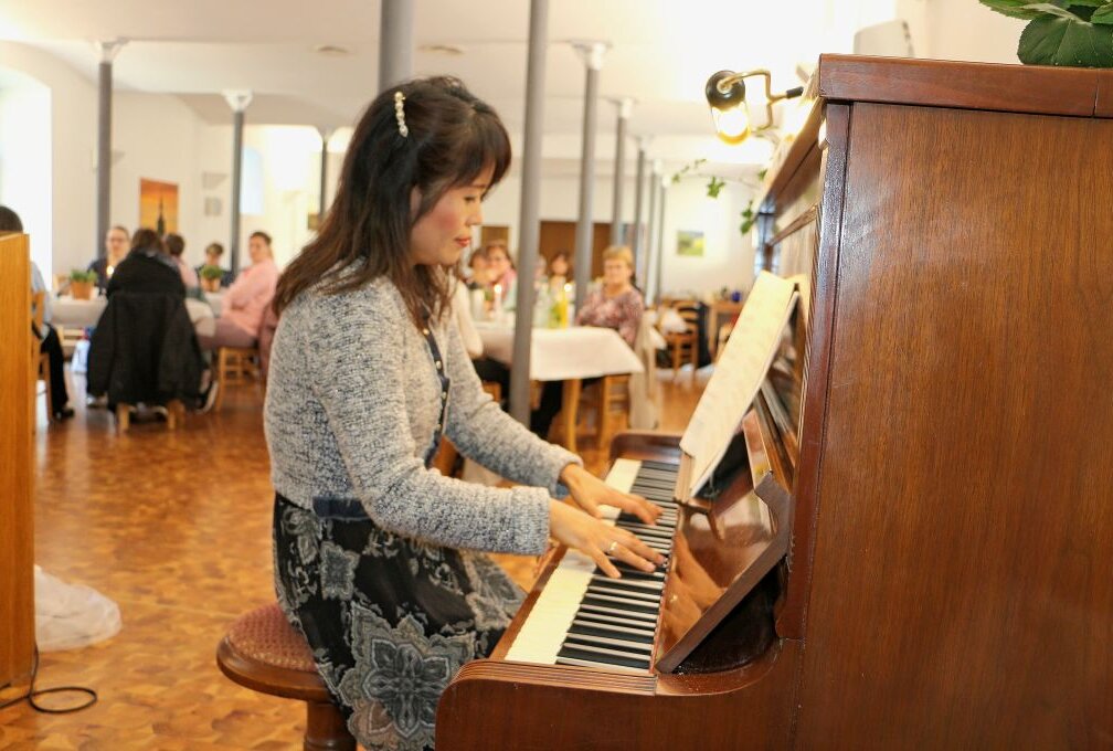 Kantorin Hyun-Ju Kim-Lamprecht umrahmte das Treffen mit wunderbaren musikalischen Klängen. Foto: Simone Zeh