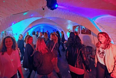 Tanzpublikum amüsierte sich zur Clubnight im Plauener Malzhaus - Die besondere Atmosphäre des Hauses macht für die Partygäste den Reiz aus. Foto: Thomas Voigt
