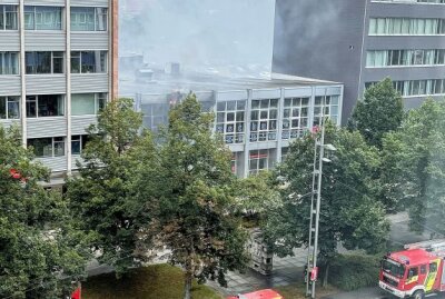 Tanzschulenbrand im Zentrum: Ermittlungen zu fahrlässiger Brandstiftung aufgenommen - Brand auf der Chemnitzer Brückenstraße. Foto: Silke Starke/privat