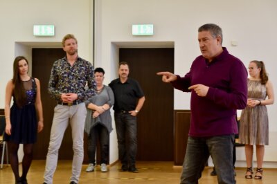 Joachim Llambi, bekannt aus der TV-Show "Let's dance" gab in Limbach-Obergrohna Tipps für's perfekte Tanzen. Fotos: Steffi Hofmann
