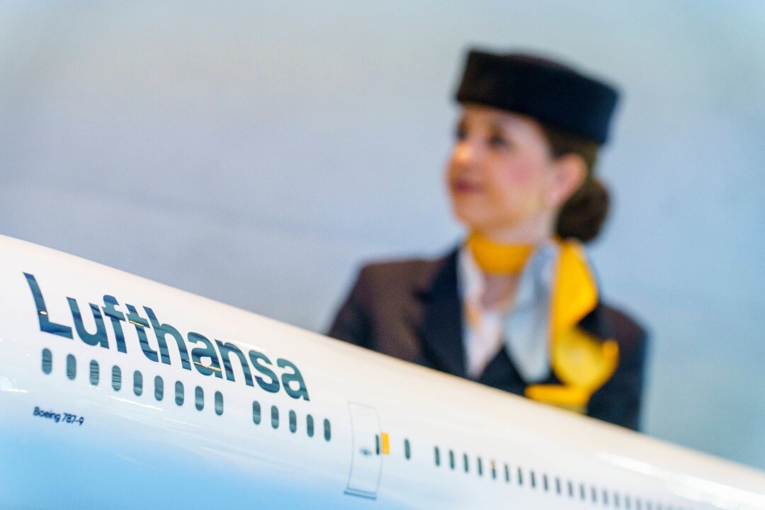 Tariffrieden in Lufthansa-Kabine - Mit dem Kabinenpersonal der Lufthansa hat die letzte große Berufsgruppe der Branche die Eckpunkte eines neuen Tarifvertrags abgeschlossen, wie die Gewerkschaft Unabhängige Flugbegleiter Organisation (Ufo) mitteilt.