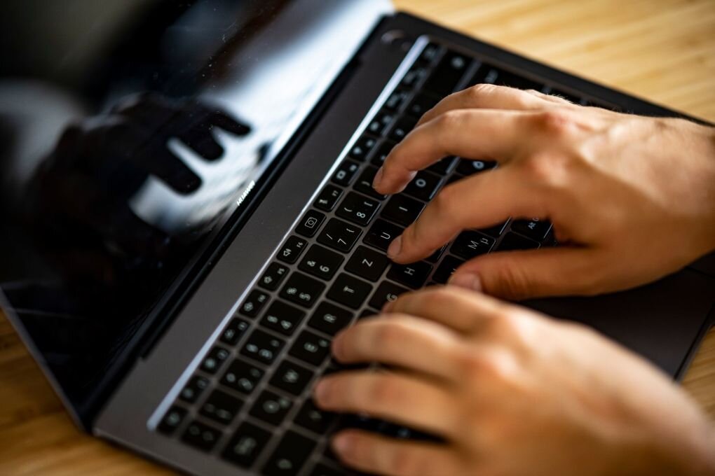 Tastatur und Maus: Stress lässt sich durch Muster messen - Ein Mann tippt auf einer Tastatur eines Laptops.