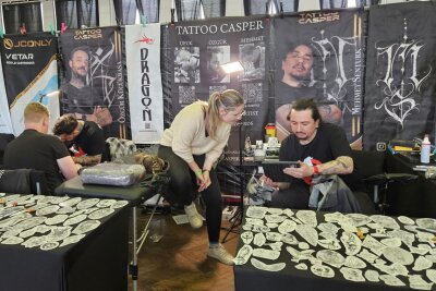Tattoo Convention: Zwickaus Klubhaus Sachsenring wird zur Tattoo-Hochburg - Die Besucher können nicht nur die Kunst bestaunen, sondern auch direkt mit den Künstlern interagieren und sich inspirieren lassen.