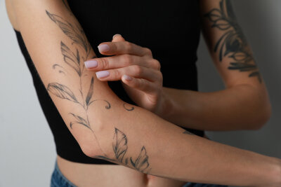 Tattoos: Ausdruck menschlicher Kreativität und Selbstentfaltung - Zarte und florale Muster sind besonders bei Frauen beliebt. Foto: Adobe Stock © New Africa