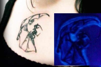 Tattoos sind Monis (36) Visitenkarte und eins leuchtet sogar im Schwarzlicht - Monis Brusttattoo ist ein Ausschnitt aus dem Logo der Band "Dreadful Shadows" und hat anfangs sogar im Schwarzlicht geleuchtet.