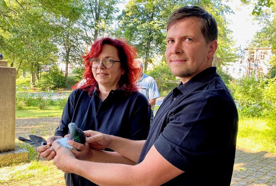 Die FDP Erzgebirge hat mit einer Tauben-Aktion heute symbolisch ein Zeichen gesetzt - im Bild die FDP-Kreisvorsitzende Ulrike Harzer (li.) und Peter Rosezin. Foto: Ralf Wendland