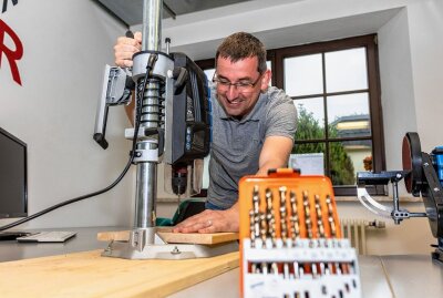 Taura: Mitmachwerkstatt für Schüler wird eröffnet - Felix Möbius arbeitet in der Vector Point Werkstatt an einer Ständerbohrmaschine. Foto: Ralf Jerke