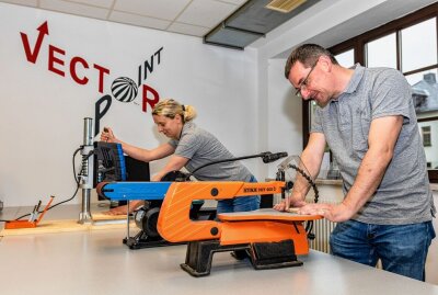 Taura: Mitmachwerkstatt für Schüler wird eröffnet - Felix und Heidi Möbius arbeiten in der Vector Point Werkstatt an einer Dekupiersäge und an einer Ständerbohrmaschine. Foto: Ralf Jerke
