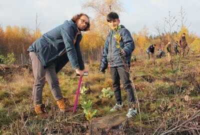Tausende Bäume für den Freiberger Stadtwald - Martin Seltmann-Bürgermeister für Stadtentwicklung und Bauwesen ist mit Kind dabei. Foto: Renate Fischer