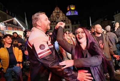 Tausende Besucher feiern 25. Plauener Frühling - Die Party-Besucher auf dem Altmarkt tanzten und feierten kräftig mit. Foto: Thomas Voigt