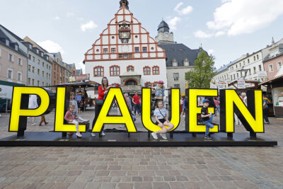Ein neuer Blickfang ist der am Samstag enthüllte Plauen-Schriftzug vor der Kulisse des alten Rathauses. Foto: Thomas Voigt 