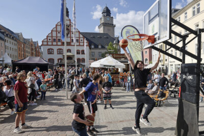 Gleich neben der Altmarktbühne zeigte der Nachwuchs vom Basketball-Club Vogtland, was er drauf hat. Foto: Thomas Voigt  