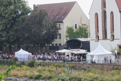 Tausende Besucher feierten am Muldenufer in Grimma - Mit einem Bürgerfest wurde die Hochwasserschutzanlage eingeweiht. Foto: Sören Müller