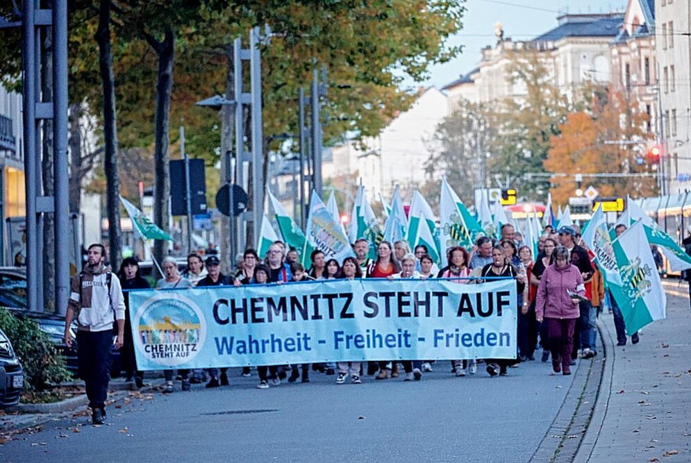 Tausende demonstrieren am Montagabend in Chemnitzer Innenstadt - Demo "Chemnitz steht auf" am Montagabend. Foto: Harry Härtel