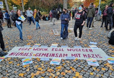Tausende demonstrieren am Montagabend in Chemnitzer Innenstadt - Demo "Chemnitz steht auf" am Montagabend. Foto: Harry Härtel