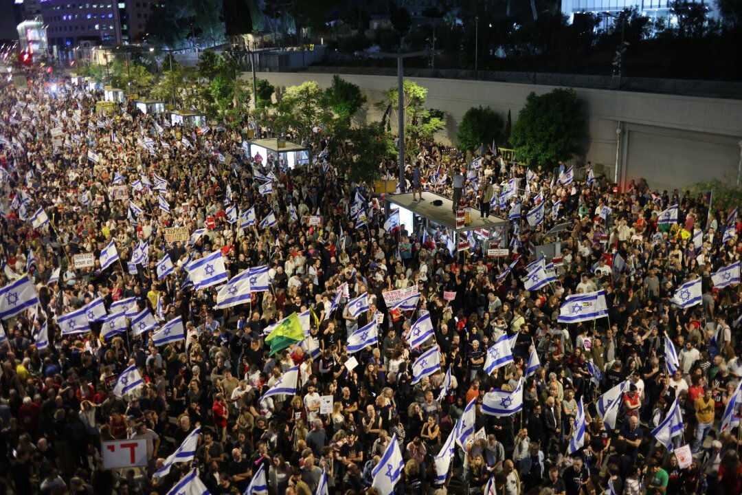 Tausende demonstrieren in Tel Aviv für Geisel-Freilassung - Zu Tausenden gingen Angehörige von Geiseln und ihre Unterstützer in Tel Aviv auf die Straße um Druck auf die eigene Regierung auszuüben.