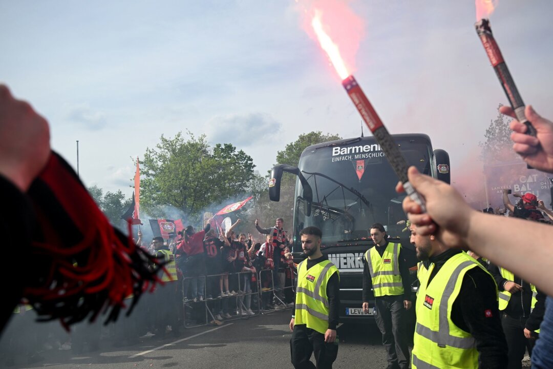 Tausende empfangen Bayer-Bus: "Euphorie erreicht Höhepunkt" - Leverkusener Fans empfangen den Mannschaftsbus an der BayArena.