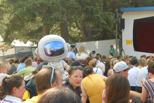 Am Festival-Wochenende sind alle Besucher Kosmonauten. Teilweise konnte noch fliegende Unterstützung beobachtet werden. Foto: Nadine Luther