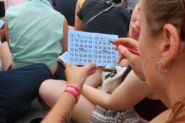 Beim Super-Bingo an der Steinbühne konnten Glückspilze einen Preis mit nach Hause nehmen. Foto: Nadine Luther