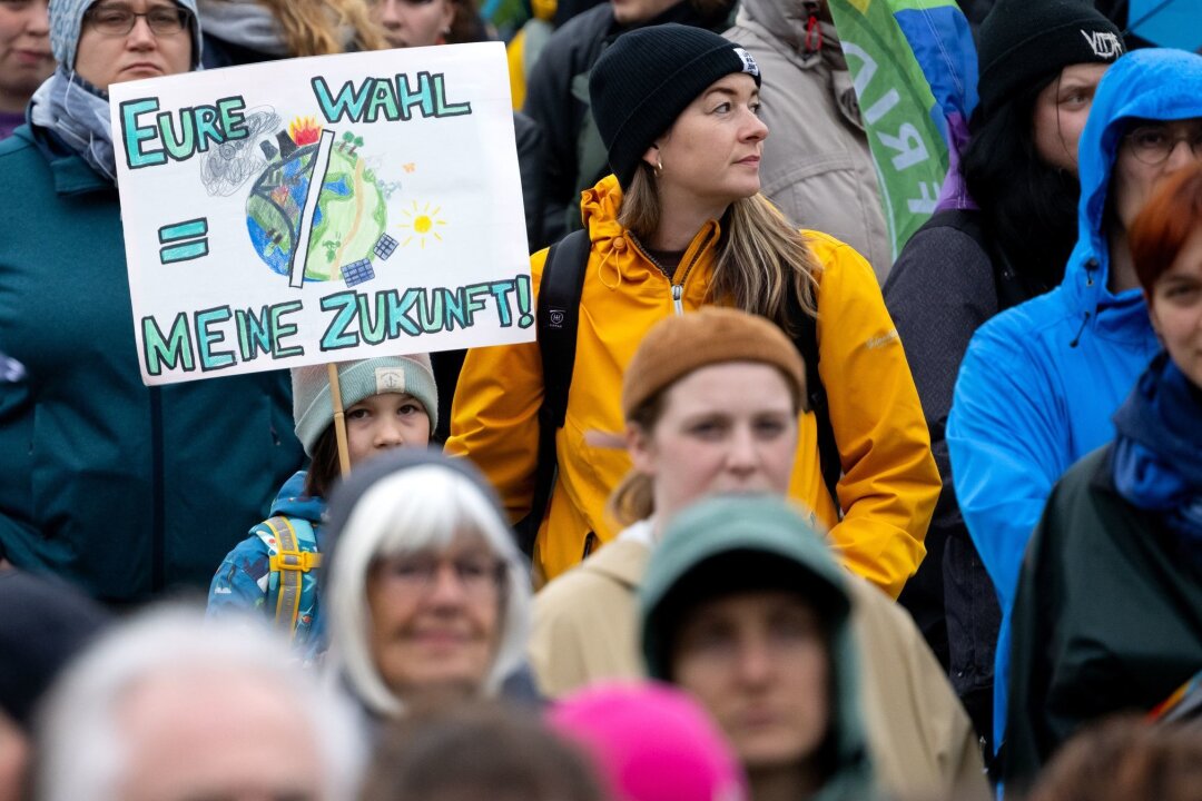 Tausende fordern vor Europawahl Klima- und Demokratieschutz - "Eure Wahl = Meine Zukunft": Demonstrierende auf dem Königsplatz in München.