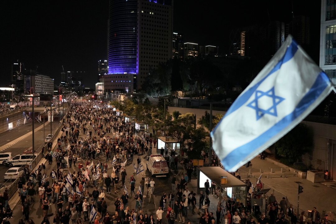 Tausende Israelis gegen Netanjahu-Regierung auf der Straße - Protestzug in Tel Aviv gegen die Regierung des israelischen Premierministers Netanjahu.