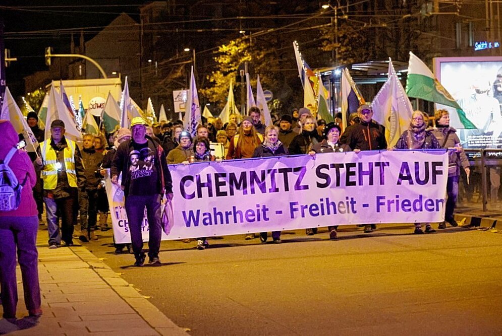 Tausende Menschen demonstrieren am Montagabend in Chemnitz - Die Freien Sachsen, Pro Chemnitz, AfD riefen zur Demo auf. Foto: heartelpress