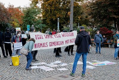 Tausende Menschen demonstrieren am Montagabend in Chemnitz - Am Montag demonstrierten mehrere tausend Menschen in Chemnitz. Foto: Harry Haertel