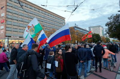 Am Montag demonstrierten mehrere tausend Menschen in Chemnitz. Foto: Harry Haertel