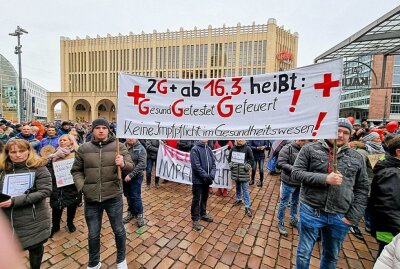 Tausende Menschen demonstrieren gegen Impfpflicht - Demo gegen Impfpflicht. Foto: Harry Härtel