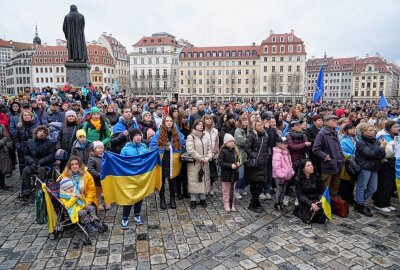 Tausende Menschen demonstrieren in Gedenken an Angriff auf Ukraine - Tausende Menschen demonstrieren heute in Dresden. Foto: xcitepress