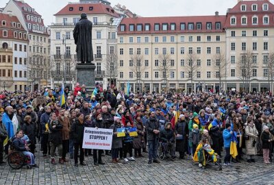 Tausende Menschen demonstrieren in Gedenken an Angriff auf Ukraine - Tausende Menschen demonstrieren heute in Dresden. Foto: xcitepress