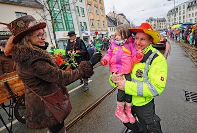 Tausende Narren waren beim 28. Plauener Carnevalsumzug auf der Straße - Diese schaulustigen Narren freuten sich über eine Rose. Foto: Thomas Voigt