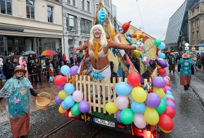 Tausende Narren waren beim 28. Plauener Carnevalsumzug auf der Straße - Der Plauener Siedlerverein Sorga rollte mit einem knallbunten Gefährt durch die Plauener Innenstadt. Foto: Thomas Voigt