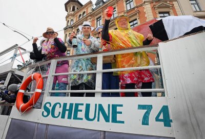 Tausende Narren waren beim 28. Plauener Carnevalsumzug auf der Straße - Die Stimmung auf den Umzugswagen übertrug sich auf die Straße. Foto: Thomas Voigt