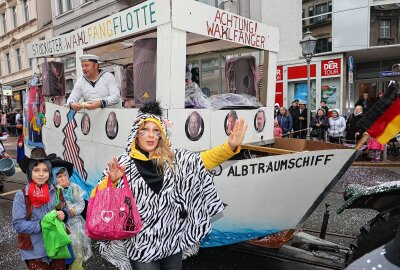 Tausende Narren waren beim 28. Plauener Carnevalsumzug auf der Straße - Die Stöckigter Narren schipperten mit ihrem Albtraum-Schiff in Richtung Altmarkt. Foto: Thomas Voigt