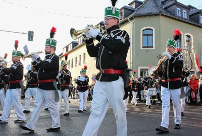 Tausende säumten die Straßen zur Großen Marienberger Bergparade - Es erfordert schon ein Maß an Konzentration, während der Parade auch das Instrument zu beherrschen.  .Foto: Jana Kretzschmann