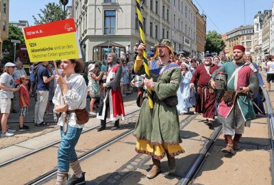 Tausende Schaulustige bei Plauener Spitzenfestumzug an der Strecke dabei - Ein historisches Bild: Die Zeit des Deutschen Ordens Foto: Thomas Voigt