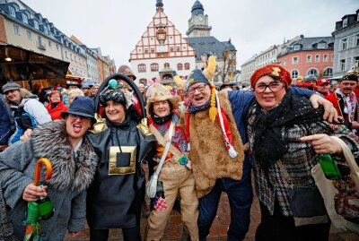 Tausende Vogtländer beim 27. Plauener Karnevalsumzug dabei - Nach dem Umzug feierten die Narren noch lange auf dem Plauener Altmarkt. Foto: Thomas Voigt