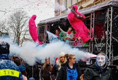 Tausende Vogtländer beim 27. Plauener Karnevalsumzug dabei - Der Partywagen des Vereins "Entartet" sorgte mal wieder für Aufsehen. Foto: Thomas Voigt