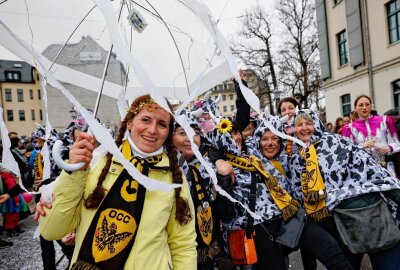 Tausende Vogtländer beim 27. Plauener Karnevalsumzug dabei - Das Party-Kommando vom Oelsnitzer Carneval-Club sorgte für Stimmung unterwegs. Foto: Thomas Voigt