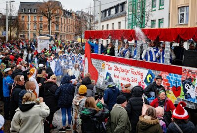 Tausende Vogtländer beim 27. Plauener Karnevalsumzug dabei - Die Narren auf dem Wagen der SG Straßberg steckten die Schaulustigen mit ihre Feierlaune an. Foto: Thomas Voigt