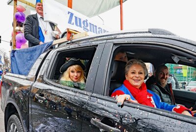 Tausende Vogtländer beim 27. Plauener Karnevalsumzug dabei - Promi Dagmar Frederic grüßte aus dem Auto der Greizer Faschingsgesellschaft. Foto: Thomas Voigt