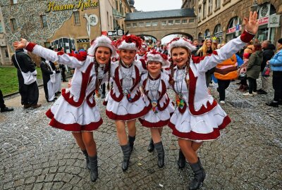 Tausende Vogtländer beim 27. Plauener Karnevalsumzug dabei - Die Mädels vom Jocketaer Carneval-Club laufen zum Partyfinale auf den Plauener Altmarkt ein. Foto: Thomas Voigt
